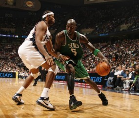 开云官方平台-孤胆骑士破雷霆，米切尔绝境高光，一剑封喉定乾坤