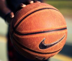 开云体育官方网站-南北极撞，深圳队用CBA的盾，碾碎NBA的牛—麦科勒姆的30分之夜，刷新了篮球的世界观