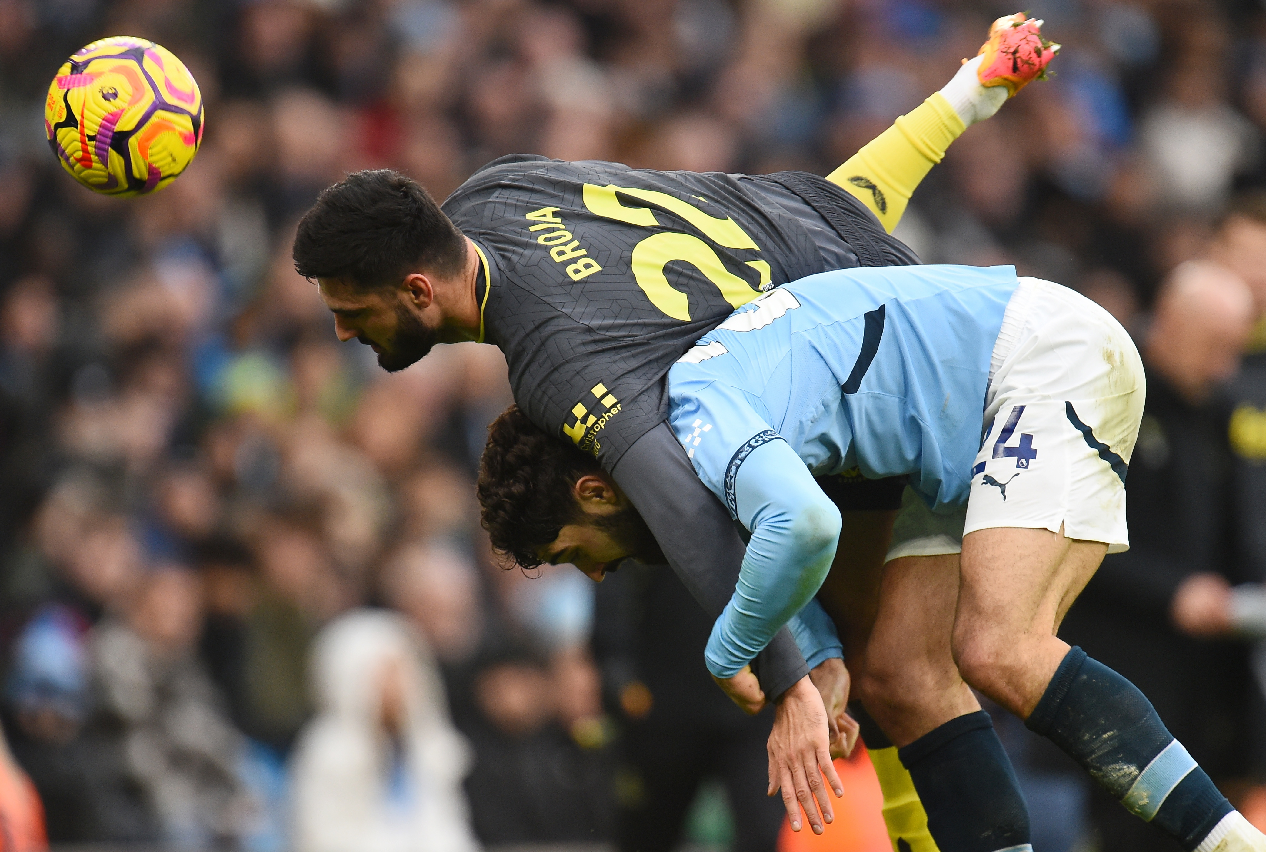 曼联防线坚不可摧：攻守兼备斗志昂扬