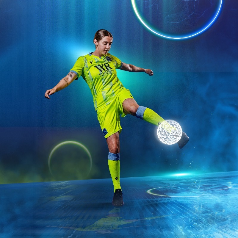 足球竞技场上英雄辈出，比分胶着